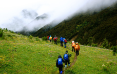 户外运动，选择登山鞋还是徒步鞋？