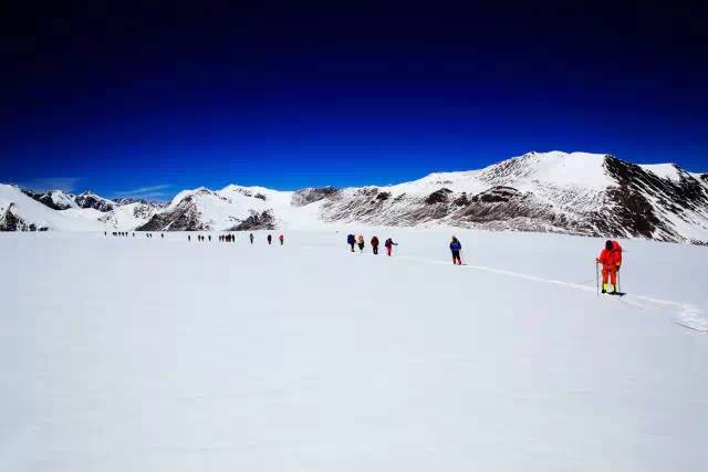 新疆博格达五峰冬季连穿
